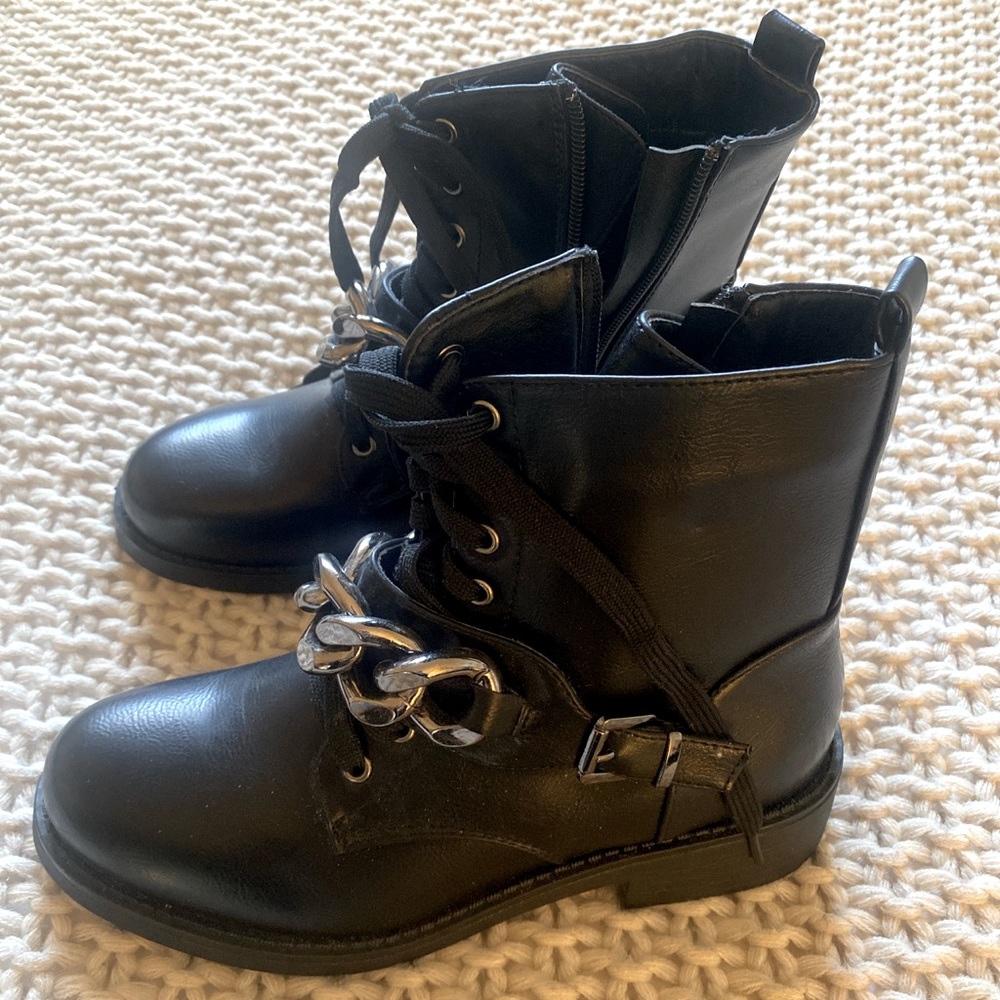 Day-Vine chain booties.